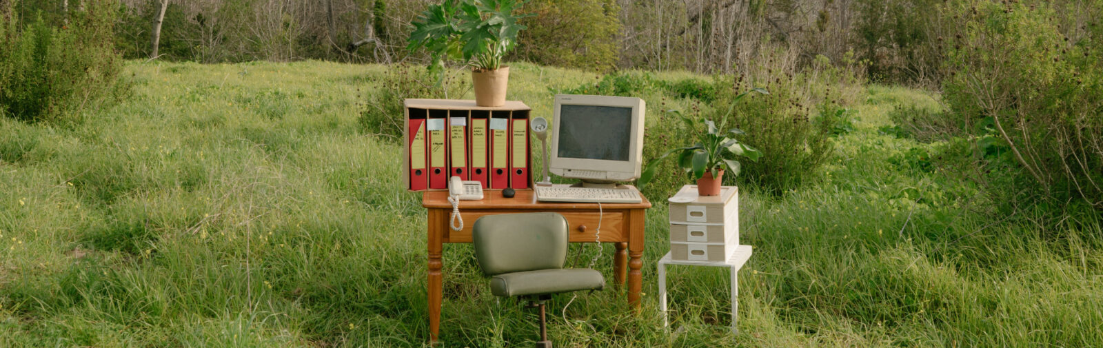 草原に置かれた机と椅子