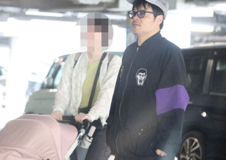 ベビーカーを押す女性と男性