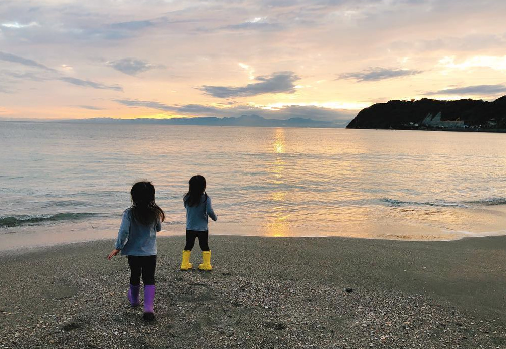 砂浜にいる2人の女の子